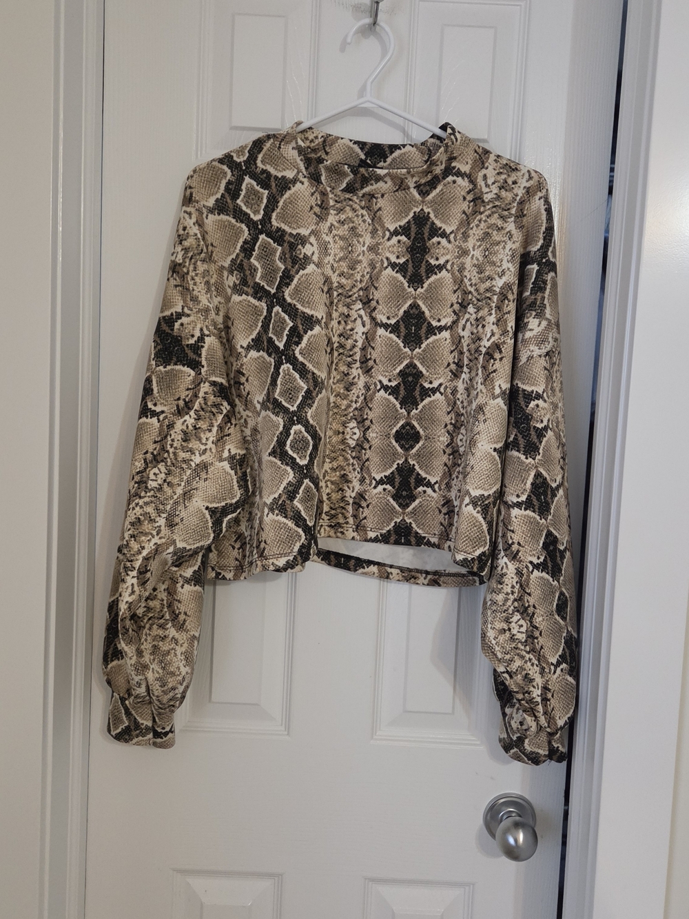 Streetwear Society Snake-Print Cropped Blouse - Beige & Black Size M/L